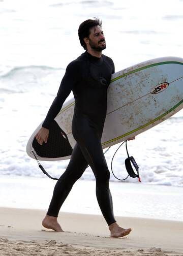El actor Hugo Silva, surfeando en las playas de Cádiz. 