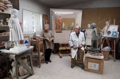 La pintora Isabel Quintanilla (izquierda) y su marido, el escultor Francisco López, en su estudio de Madrid, en enero de 2016.