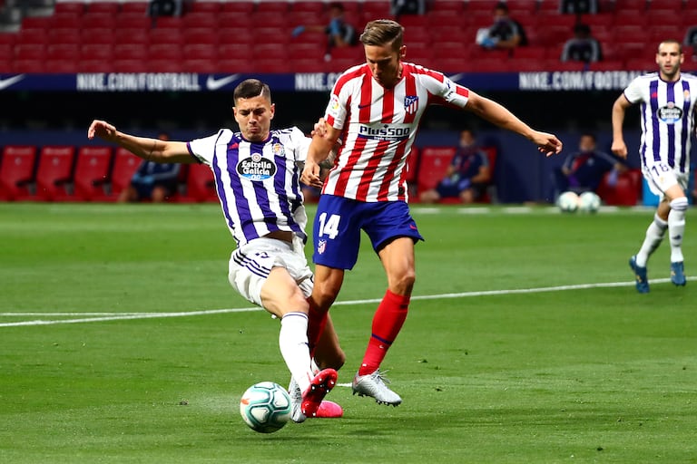 Marcos Llorente (derecha) y Javi Sánchez disputan un balón este sábado en el Wanda.