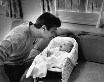Tony Curtis con su hija Jamie Lee, cuando esta era un bebé.