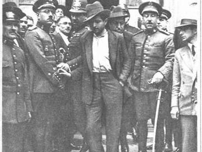 Ricardito sale de la Jefatura de Policía de Barcelona, en mayo de 1929.