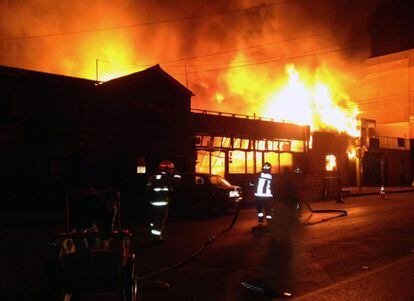 Bomberos tratan de apagar un incendio en un restaurante de Iquique tras el seísmo.