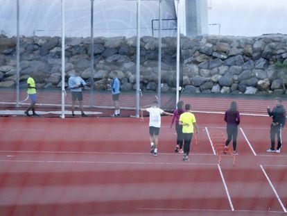 Varios deportistas entrenándose en el Centro Insular de Atletismo de Tenerife.