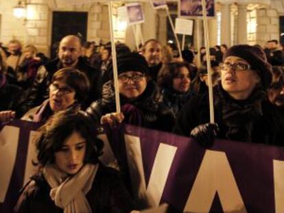 Cientos de personas se concentran frente al Ayuntamiento contra los recortes en los derechos de la mujer.