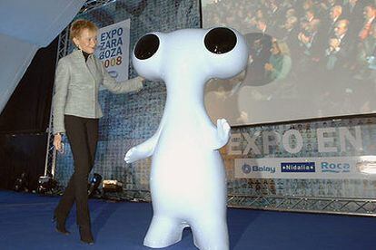 La vicepresidenta del Gobierno, María Teresa Fernández de la Vega, junto a la mascota de la Expo 2008.