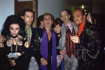 Alaska, Sigfrido Mart&iacute;n Begu&eacute;, Fabio de Miguel, Blanca S&aacute;nchez, Antonio Alvarado y Tino Casal (desde la izquierda), en una imagen del libro &quot;Mi Movida&quot;, del fot&oacute;grafo Pablo P&eacute;rez M&iacute;nguez, que recoge im&aacute;genes de la movida madrile&ntilde;a de 1979 a 1985.