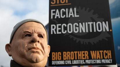 Un hombre enmascarado en una protesta organizada en enero de 2020 en Cardiff contra el uso de cámaras de reconocimiento facial por parte de la policía.
