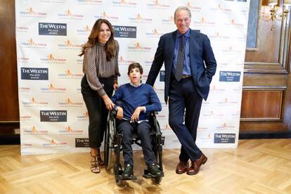 Bertín Osborne, junto a su esposa Fabiola Martinez y su hijo Kike en una de las actividades de su fundación en Madrid en 2019.