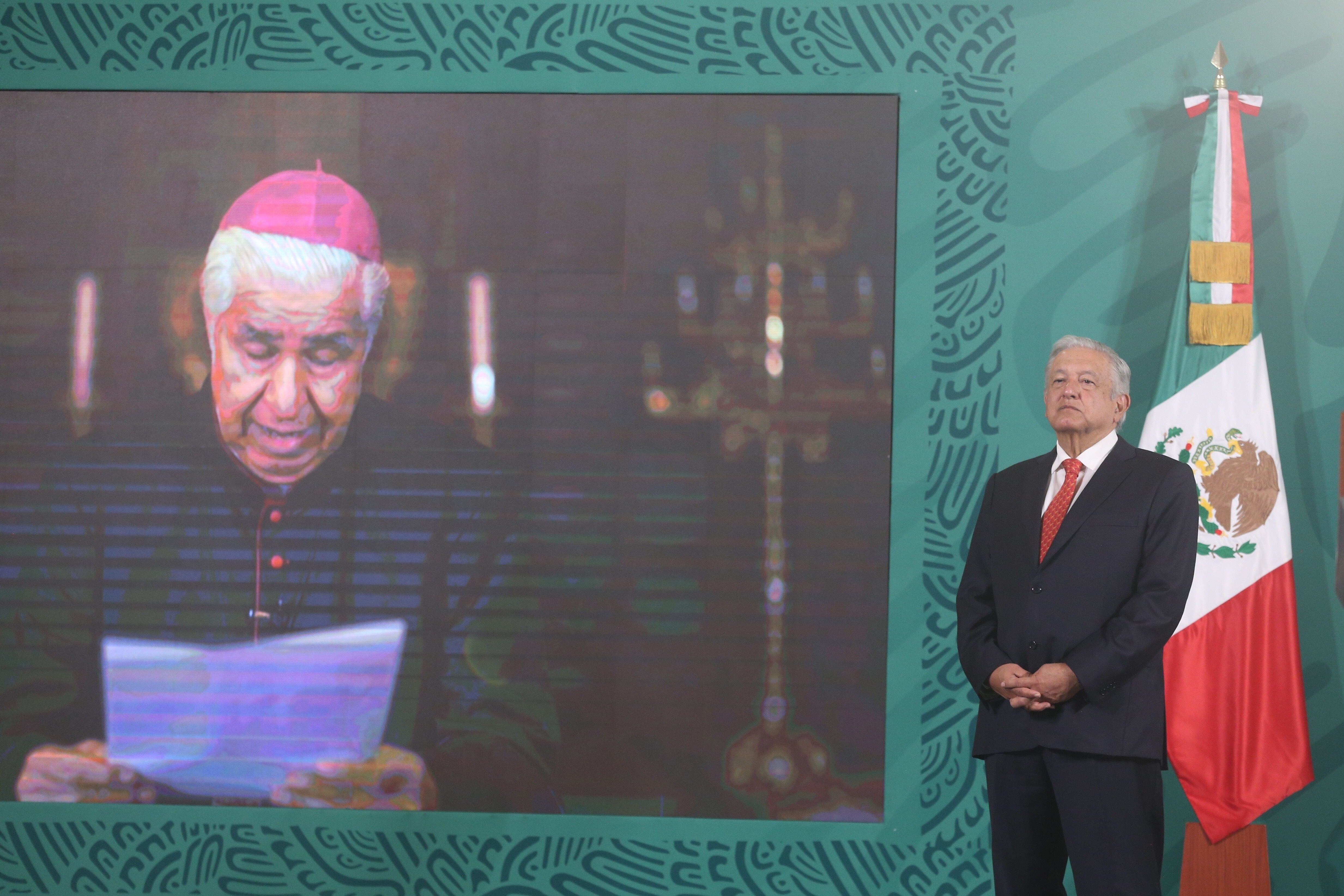 López Obrador escucha la misiva del papa Francisco leída por el cardenal Rogelio Cabrera.