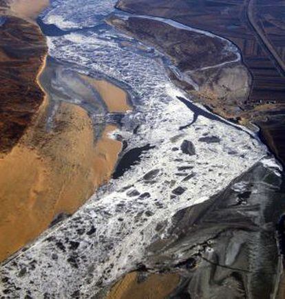 Vista aérea del río río Songhua, a su paso por Harbin, capital de la provincia de Heilongjiang (China), que se encontraba sin agua potable debido a un vertido químico de benceno en el río el pasado día 13 de noviembre.