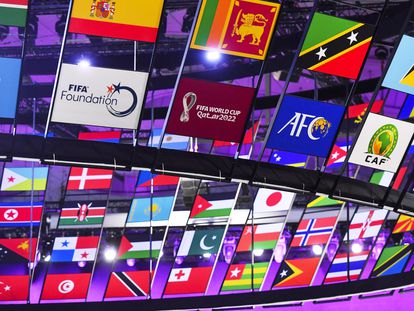 Banderas de los países participantes en el sorteo del Mundial de Qatar.