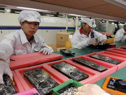 Línea de producción de Foxconn, ensamblador de iPhones, en Shenzhen (China).
