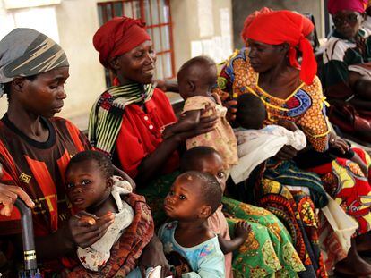 Un grupo de mujeres aguardan con sus bebés en el centro clínico de Mutumba (Burundi), en el área de VIH.