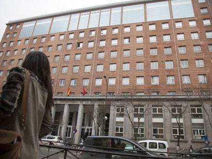 Fachada del hospital de La Princesa, en la calle de Diego de León de Madrid