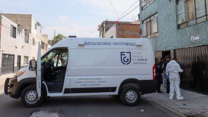 Miembros de la FGJ inspeccionan el domicilio de María José, joven que fue asesinada por su vecino, en Iztacalco, Ciudad de México, el 16 de abril.