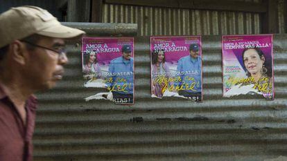 Carteles electorales de la candidata a vicepresidenta de Nicaragua Rosario Murillo y a presidente, Daniel Ortega.