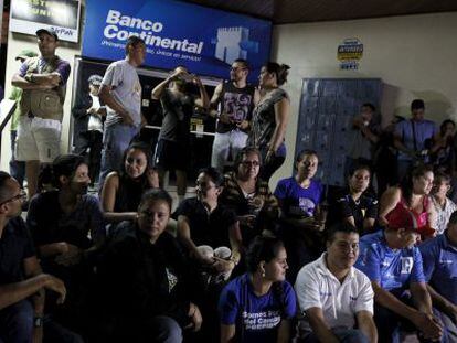 Empleados del Banco Continental fuera de una sucursal en Tegucigalpa.