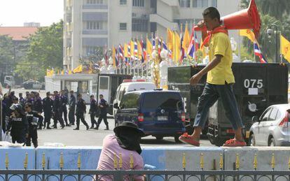Barricada levantada por la policía ante la sede del Gobierno en Bangkok.