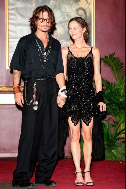 Total look negro para el estreno parisino de Piratas del Caribe en 2006. La manera que tiene Vanessa de mirar a Johnny es impagable.
