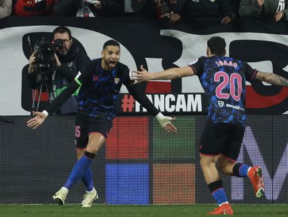 En-Nesyri celebra el segundo gol del Sevilla al Rayo tras el pase de su compañero Isaac.