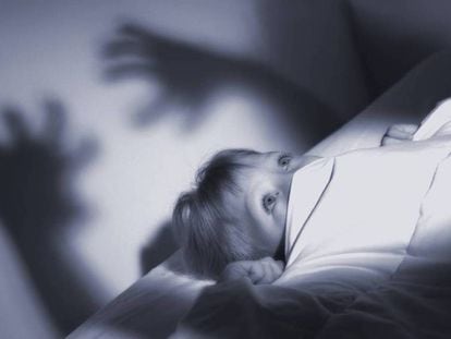 Una niña asustada no puede dormir.