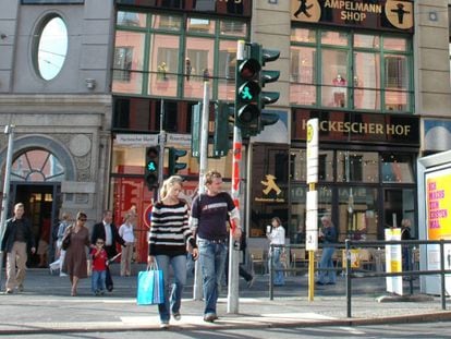 Semáforos con el Ampelmännchen, justo delante de una tienda de la marca creada a partir de este símbolo.