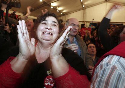 Partidarios de Syriza festejan los primeros datos de los sondeos.