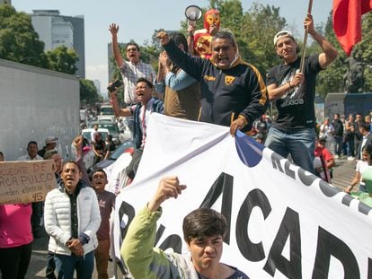 Manifestantes de la caravana frente al Palacio de Bellas Artes en Ciudad de México, este 6 de noviembre.