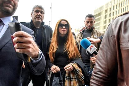 Shakira, a su llegada al Juzgado de Primera Instancia y de Familia número 18 de Barcelona, junto a su hermano Tonino, para ratificar la demanda de separación y el convenio sobre la custodia de sus hijos con Piqué, en diciembre de 2022.