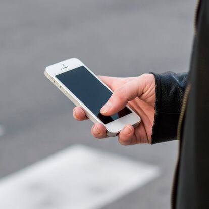 De 80 a 200 euros: las multas para los peatones por cruzar usando el móvil