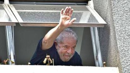 Lula da Silva saluda desde la sede del Partido de los Trabajadores.