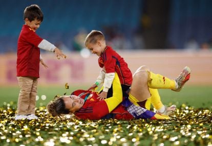 Catalina Coll celebra la victoria de La Roja en el césped del campo tras el partido.