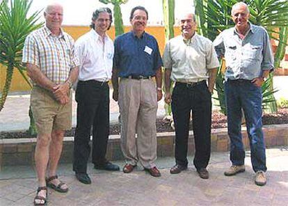 Científicos de la escuela de La Azohía (de izquierda a derecha): Fernando Palacio, Manuel Márquez, Toribio Fernández, Nazario Martín y Danilo de Rossi. Abajo, microfotografías de fibras conductoras en tejidos.