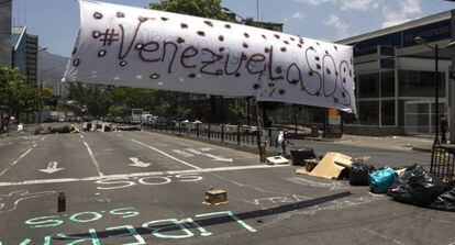 Una de las barricadas frente a las oficinas de la ONU en Caracas.