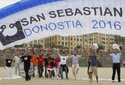 Fiesta de cometas por la paz en la playa de la Zurriola.