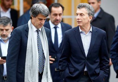 Mauricio Macri y su ministro de Econom&iacute;a, Alfonso Prat-Gay en la residencia oficial de Olivos.