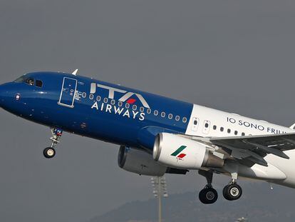 Un avión de Ita Airways, saliendo del aeropuerto de Barcelona.