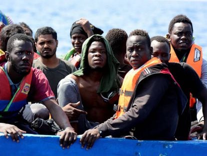 Los migrantes rescatados el viernes por el Aquarius. 