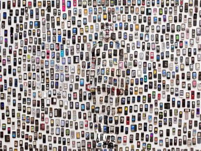 Una de las obras más espectaculares de Liu Bolin, 'oculto' entre teléfonos móviles en una tienda de Pekín.