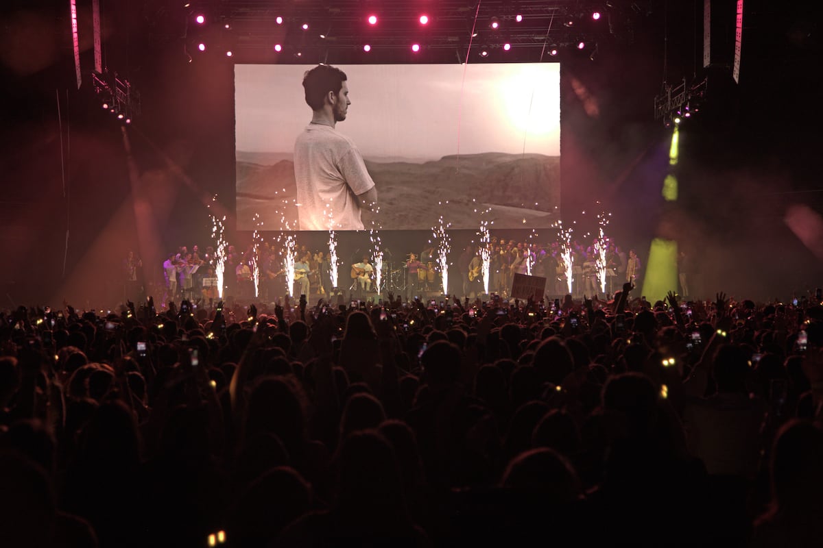 Lo que se escucha y ve en la misa multitudinaria de Hakuna, la banda cristiana que reúne a más de 15.000 personas en el Wizink | Cultura