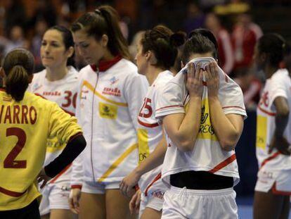 Las jugadoras españolas se lamentan tras el partido. 