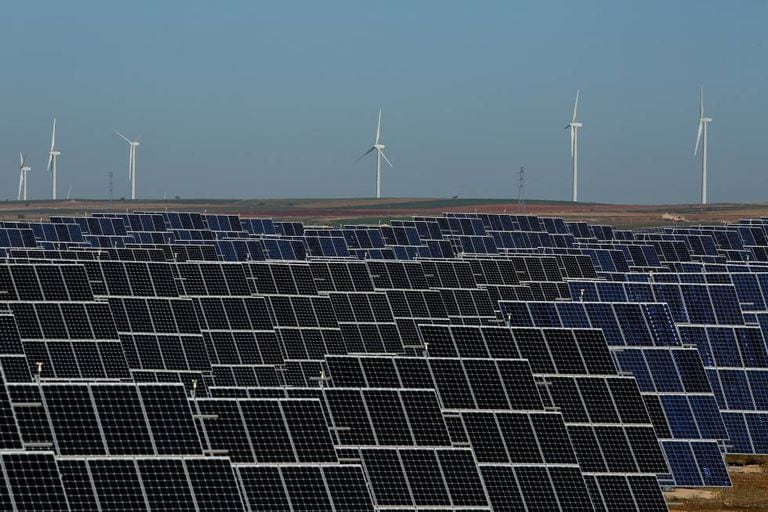 Instalaciones de energía solar y eólica en España.