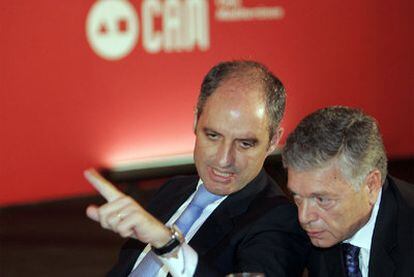 Francisco Camps y Modesto Crespo, en una entrega de premios en la Cámara de Comercio de Alicante en noviembre de 2009.