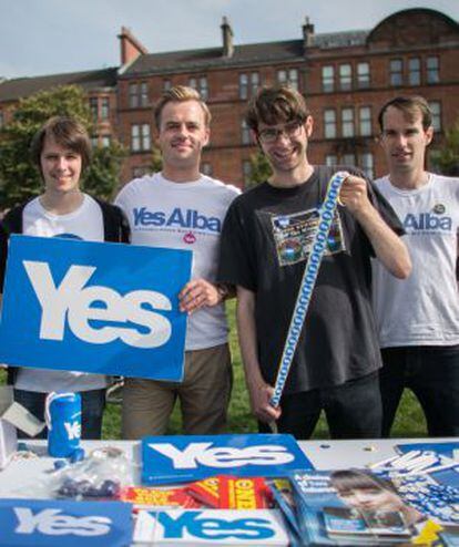 Calum McLeod (con gafas) y otros miembros de Generation Yes, un grupo de jóvenes independentistas, el sábado en Glasgow.