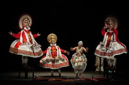 Escena de la obra 'El Qujote'. Los bailarines y actores de Kathakali utilizan con la misma importancia los pasos de danza, los gestos de las manos y las expresiones del rostro.