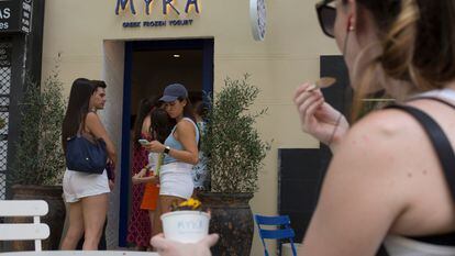 Un grupo hace cola en un establecimiento especializado en yogur griego en Madrid. 