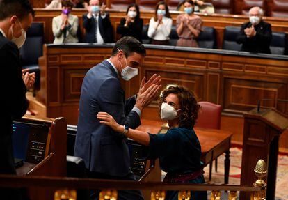 Sánchez aplaude a la ministra de Hacienda, María Jesús Montero, tras la aprobación de los Presupuestos.