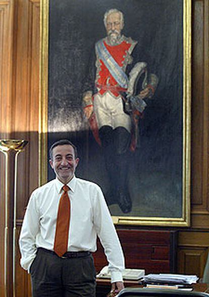 Carlos Gómez Arruche, ante el retrato del duque de Ahumada.