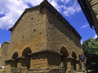 El hórreo medieval de Iracheta, en la ruta del románico de la Valdorba ( Navarra).