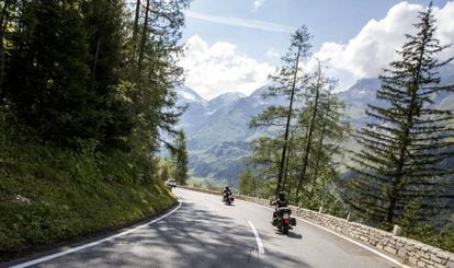 Dos motoristas en la carretera alpina del Grossglockner, en Austria.